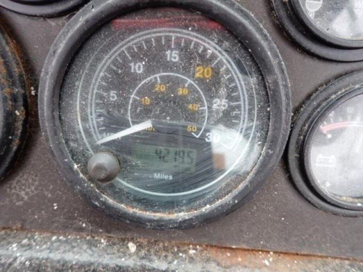 2004-trackless-rmt5t-series-v-4x4-sidewalk-tractor-image-10