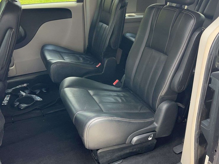 2012-chrysler-town-&-country-image-13