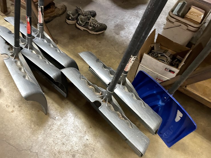 #2568-•-plastic-snow-shovels-(columbia-heights,-mn)-image-5