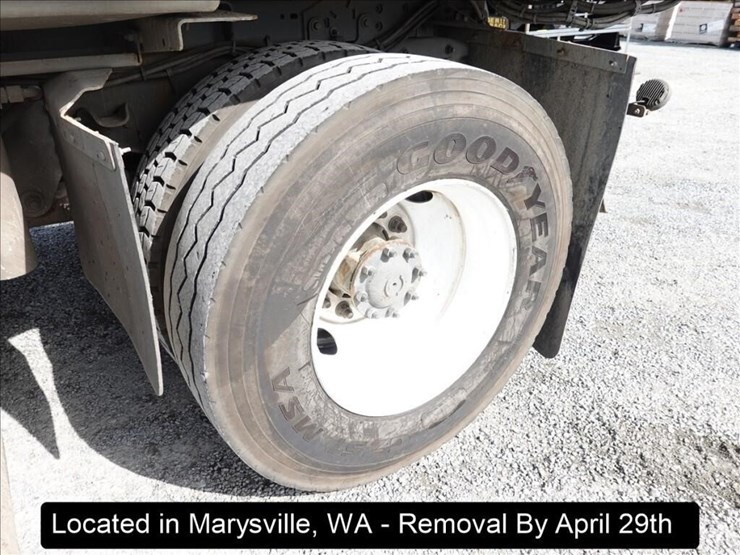 2020-freightliner-m2-106-image-34