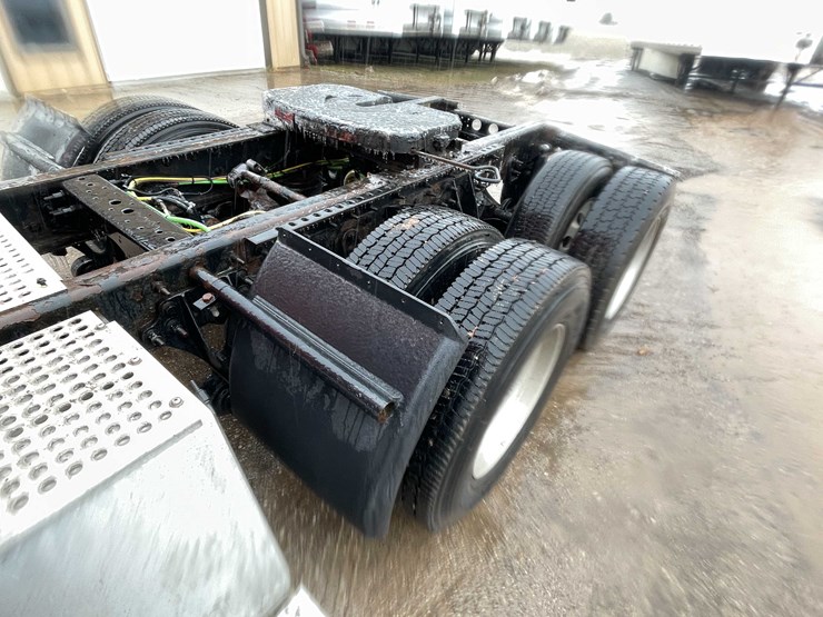 #234-•-2016-international-semi-tractor-(has-wi-title)-(denmark,-wi)-image-9