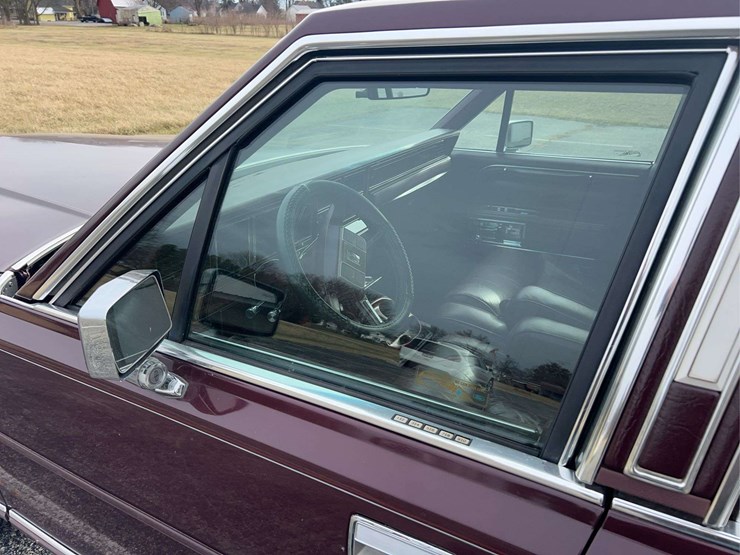 1989-lincoln-town-car-image-20