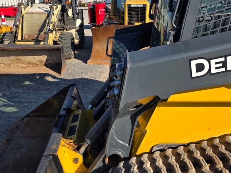 2023-deere-331g-image-32