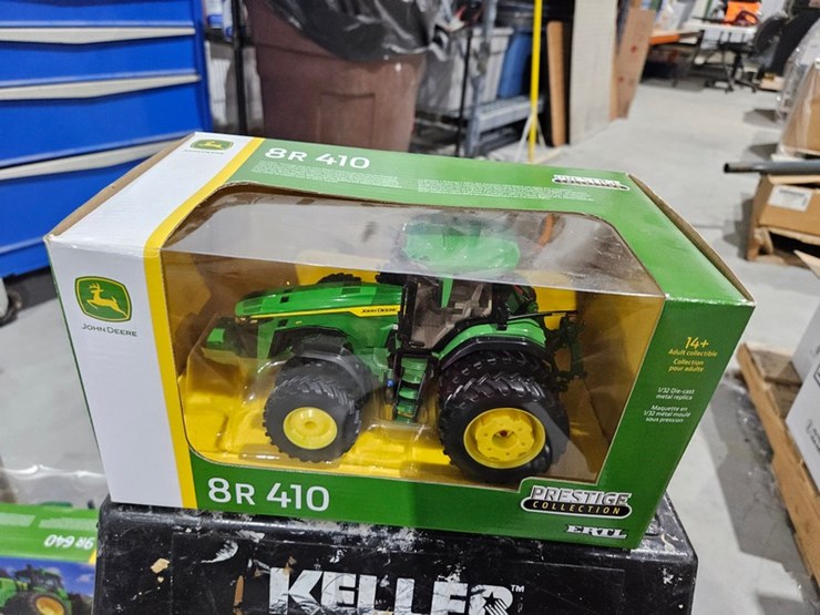 #1003-•-john-deere-8r-410-1/32-die-cast-toy-tractor-image-1