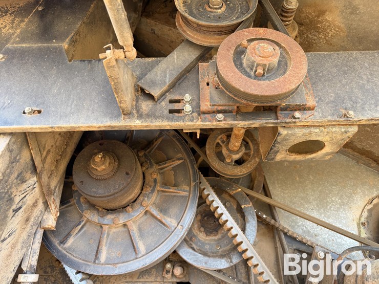 1990-gleaner-r70-image-19