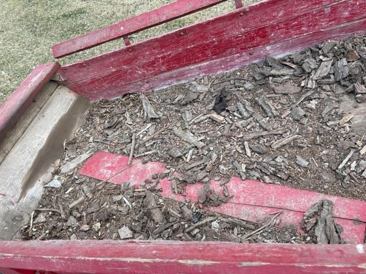 ih-wood-hauler-spreader-image-5