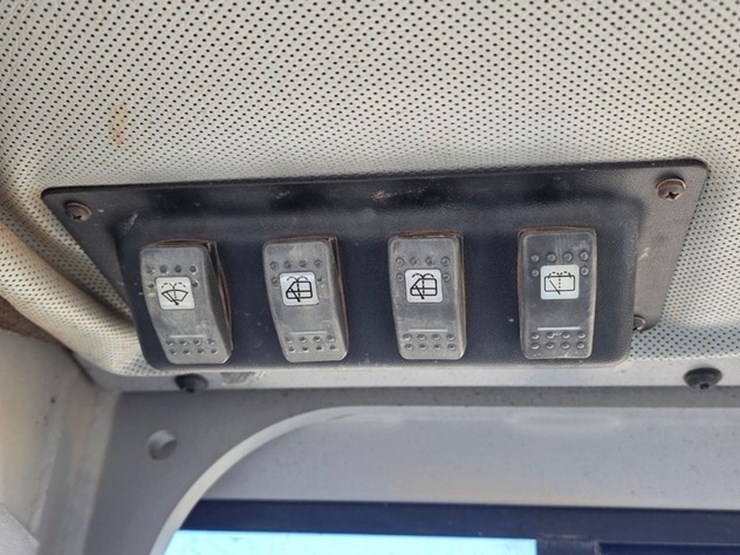 2005-caterpillar-d4g-xl-image-76