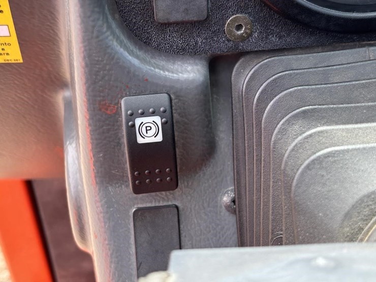 2017-jlg-g5-18a-image-25