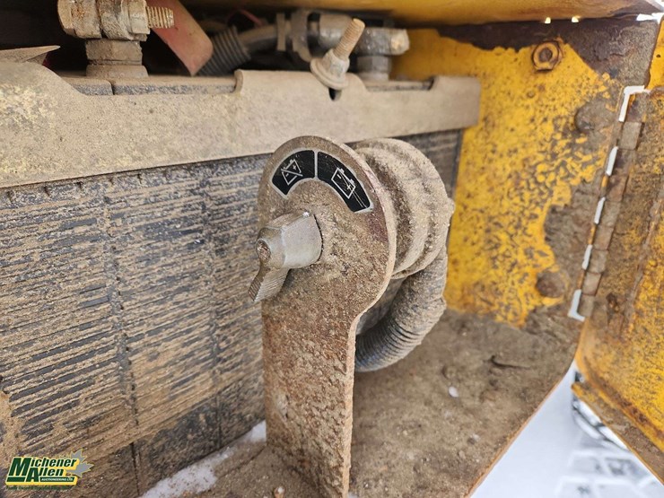 2013-deere-644k-image-23