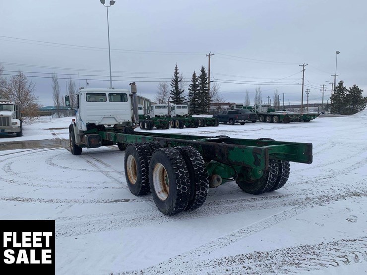 2003-freightliner-fl106-image-11