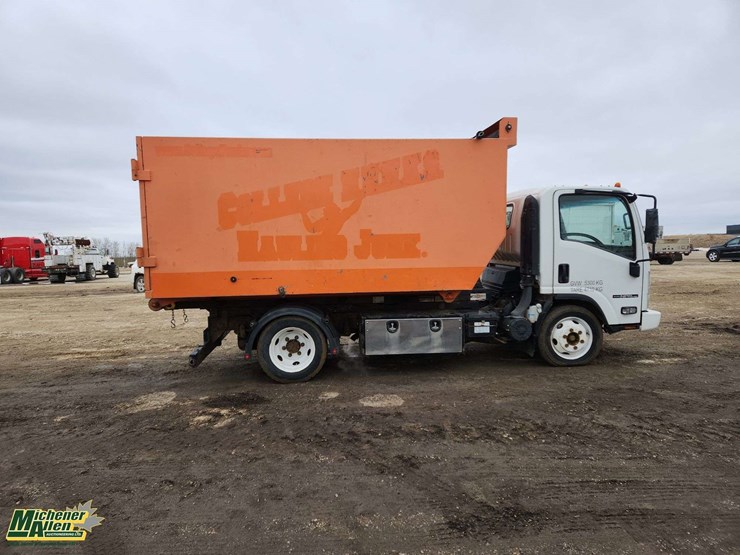 2016-isuzu-npr-image-18