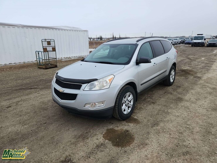 2011-chevrolet-traverse-ls-image-1