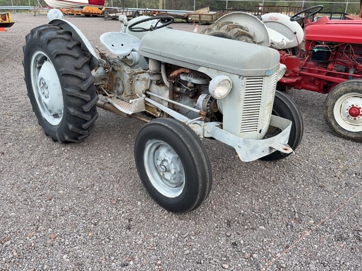 #3068-•-ferguson-tractor-image-3