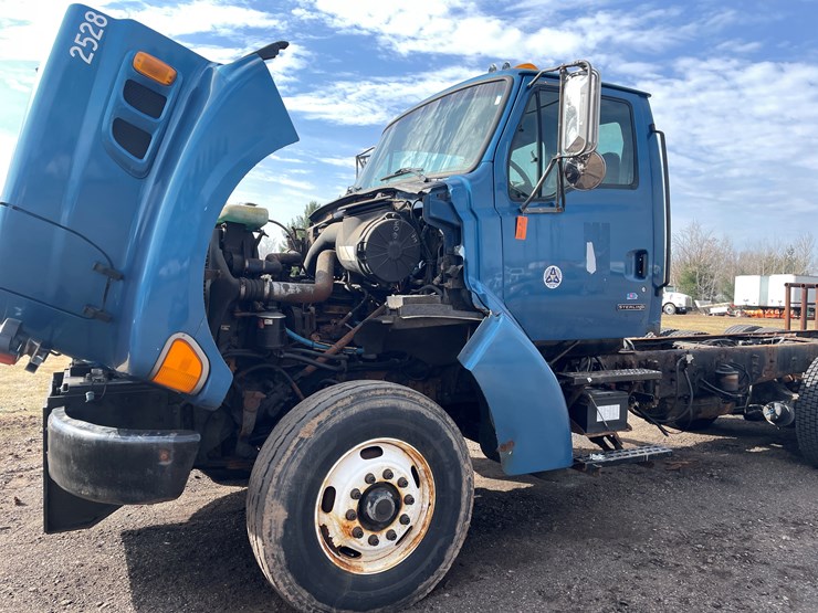 #242-•-2000-sterling-truck-tractor-(has-mn-title)-(mora,-mn)-image-9