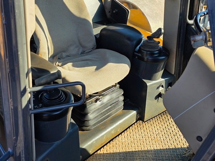 2013-case-850m-image-63