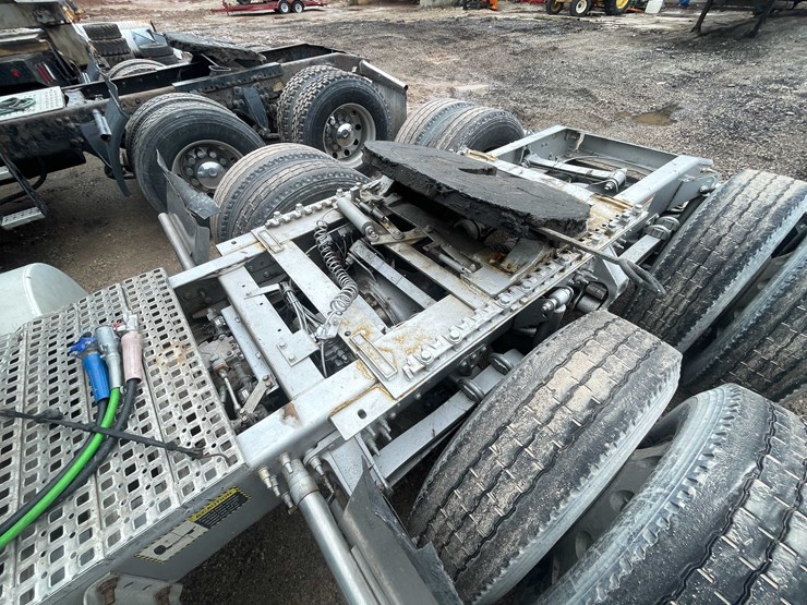 #236-•-2011-mack-semi-tractor-(title-in-delay)-(denmark,-wi)-image-21