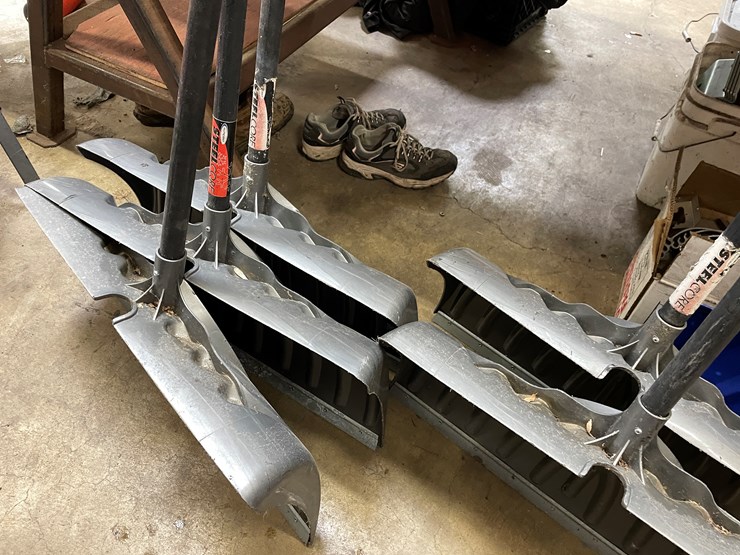 #2568-•-plastic-snow-shovels-(columbia-heights,-mn)-image-8