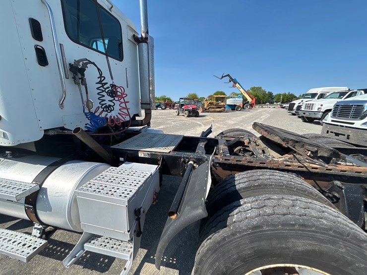 2003-freightliner-columbia-120-image-10