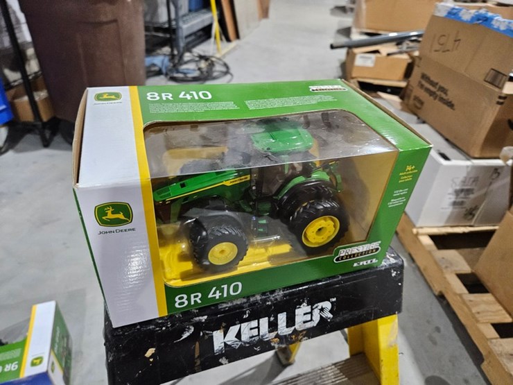 #1003-•-john-deere-8r-410-1/32-die-cast-toy-tractor-image-7