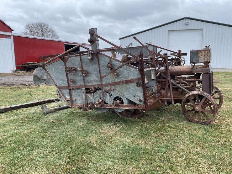 fordson-with-mounted-gleaner-combine-image-5
