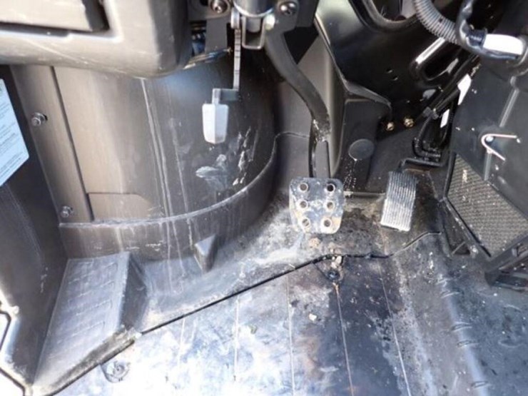 2021-can-am-defender-limited-hd10-4x4-side-by-side-image-13