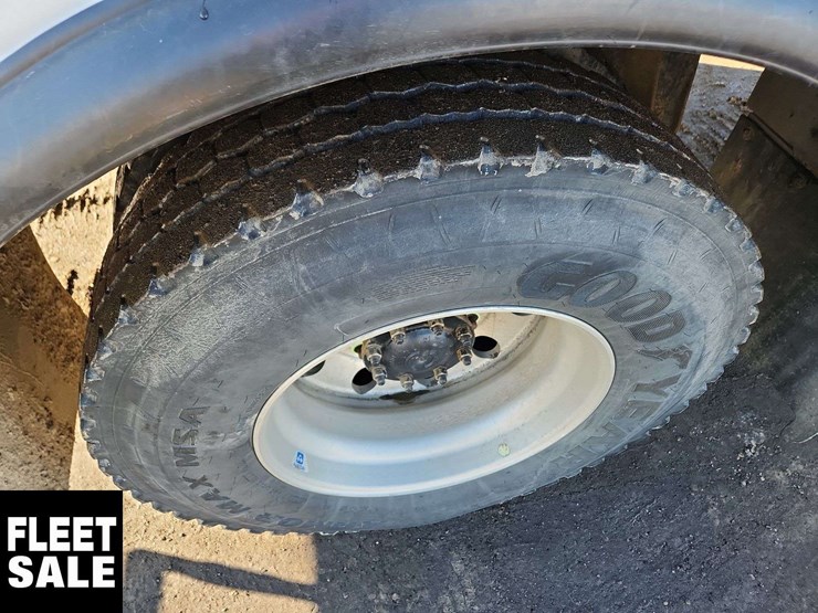 2020-freightliner-m2-106-image-38