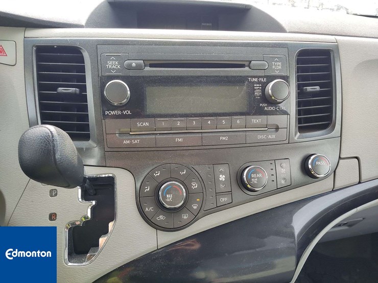 2013-toyota-sienna-image-16