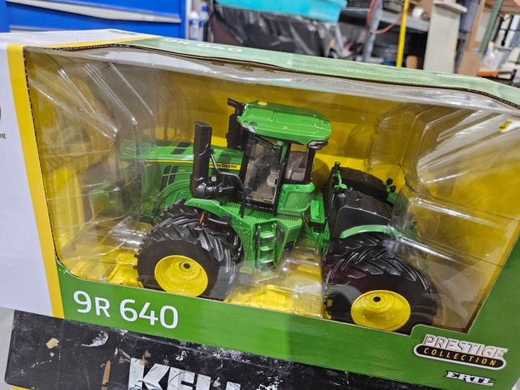 #1004-•-john-deere-9r-640-1/32-die-cast-toy-tractor-image-2