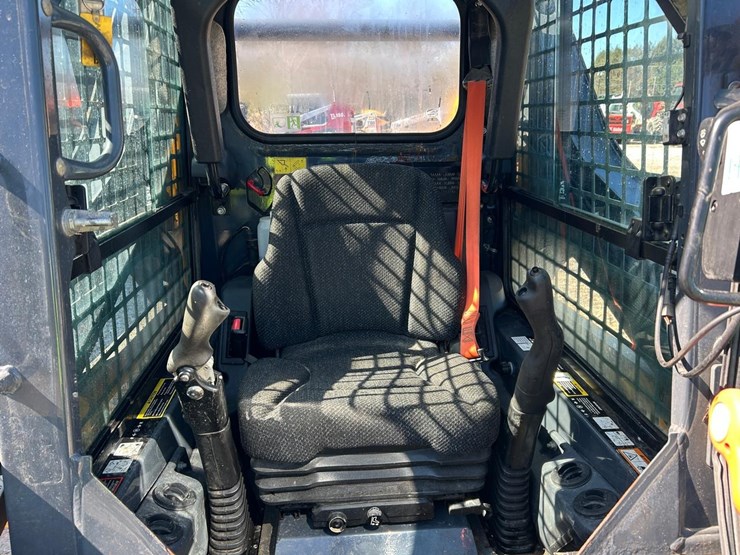 2019-deere-318g-image-17