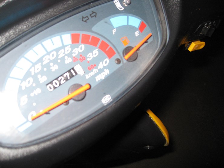 seller-#13.--wildfire-scooter-r8-wfh-50-with-storage-box,-272-miles,-new-battery,-yellow,-have-cover-&-title,-always-been-inside-image-7