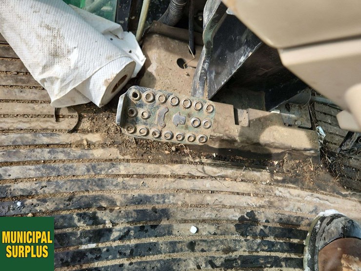 2014-john-deere-6115d-image-17