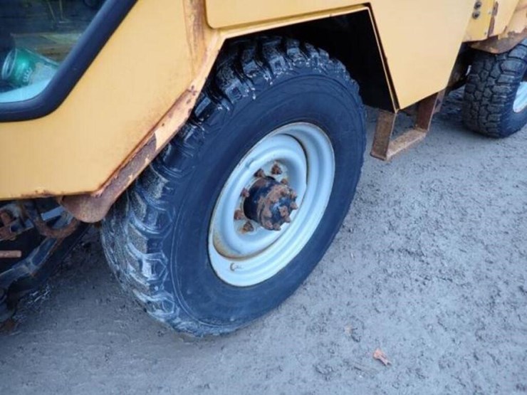 2004-trackless-rmt5t-series-v-4x4-sidewalk-tractor-image-33