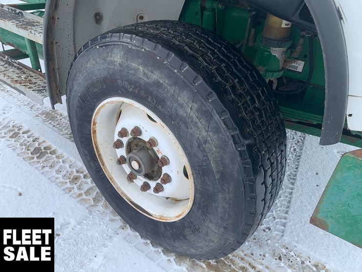 2003-freightliner-fl106-image-3