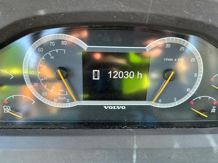 2014-volvo-a25g-image-27