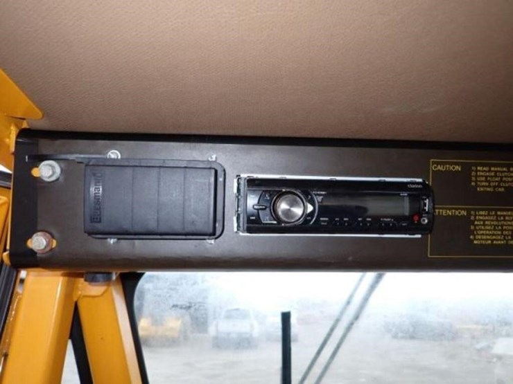 2004-trackless-rmt5t-series-v-4x4-sidewalk-tractor-image-18