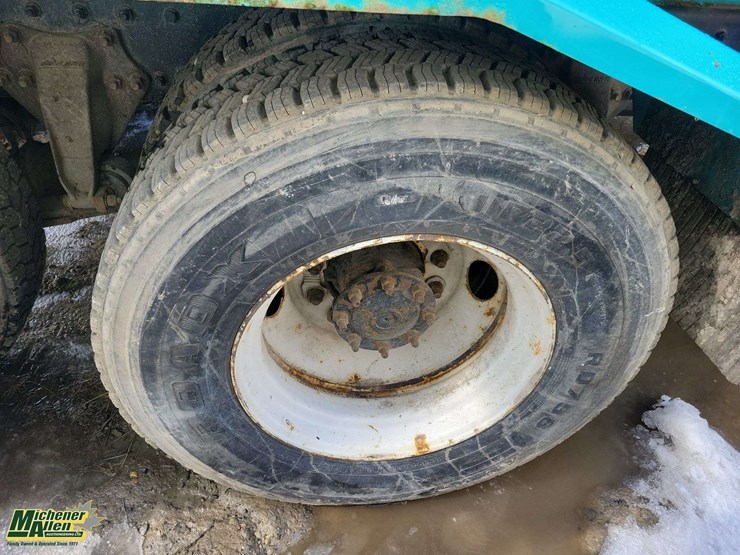 2015-freightliner-m2-106-image-11