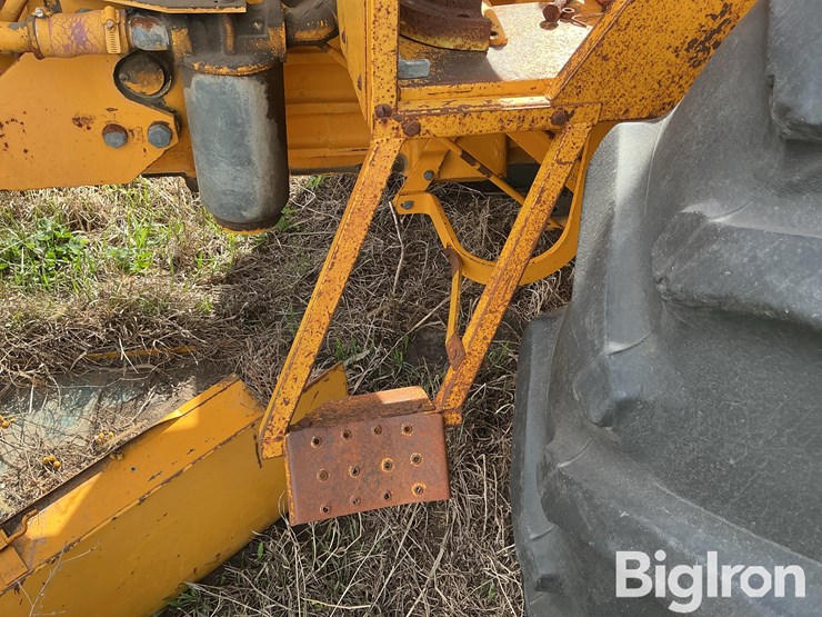 minneapolis-moline-4250-6-2wd-tractor-image-9