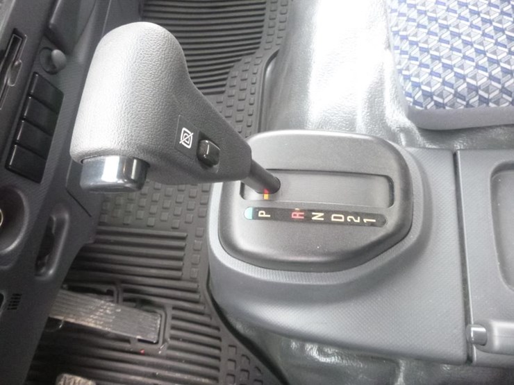 2023-isuzu-nrr-image-14