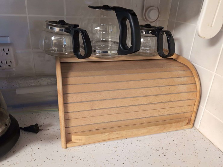 kitchen-appliances---coffee-grinder,-coffee-maker,-toaster,-can-opener-and-breadbox-image-6