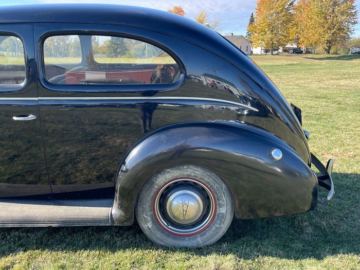 1938-ford-two-door-deluxe-sedan---original-car!-image-42
