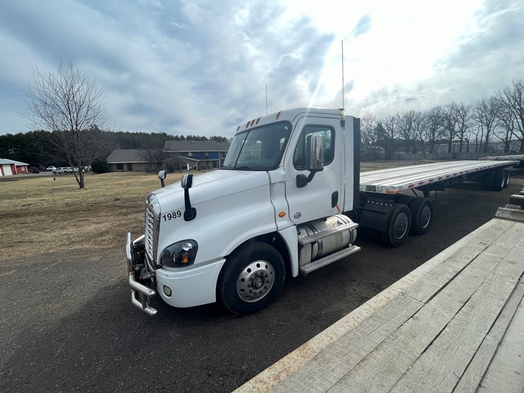 #232-•-2016-freightliner-truck-tractor-(has-wi-title)-(mora,-mn)-image-3