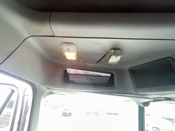 #238-•-2007-freightliner-semi-tractor-(title-in-delay)-(denmark,-wi)-image-50