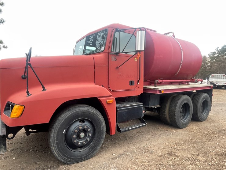 #216-•-1992-freightliner-water-truck-(has-mn-title)-(mora,-mn)-image-1