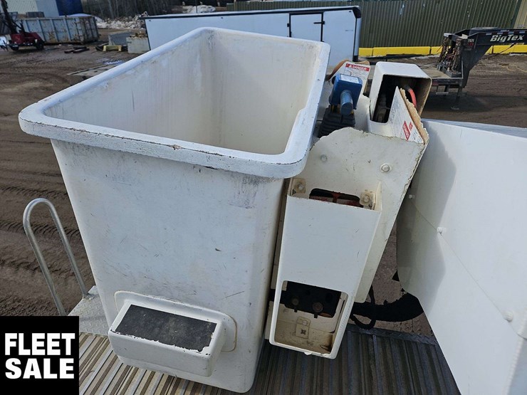 2020-freightliner-m2-106-image-47