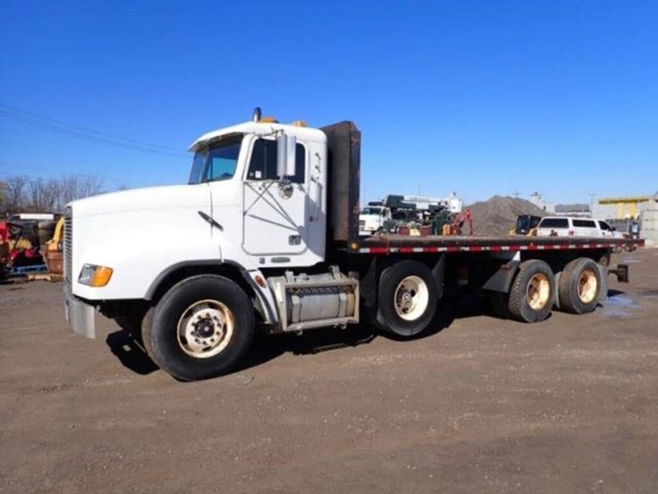 2001-freightliner-fld112-image-1