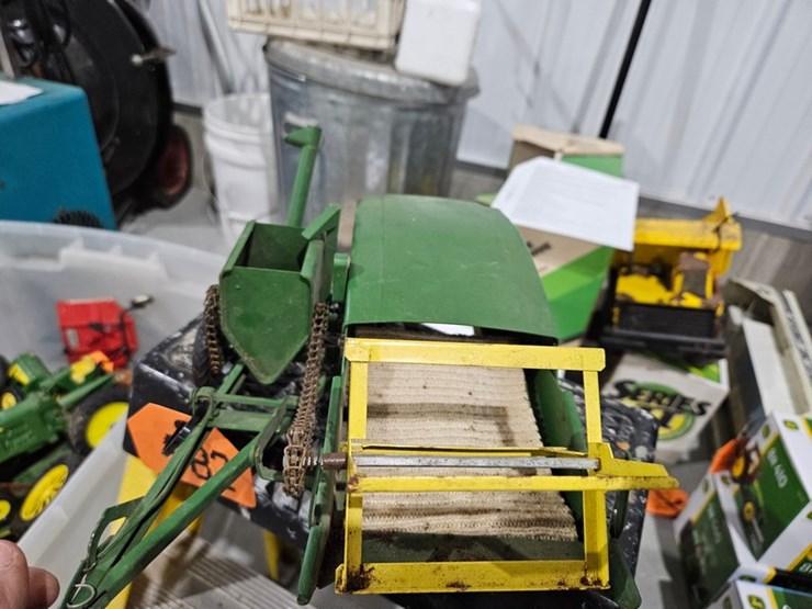 #982-•-john-deere-pull-behind-harvester-metal-toy-image-9