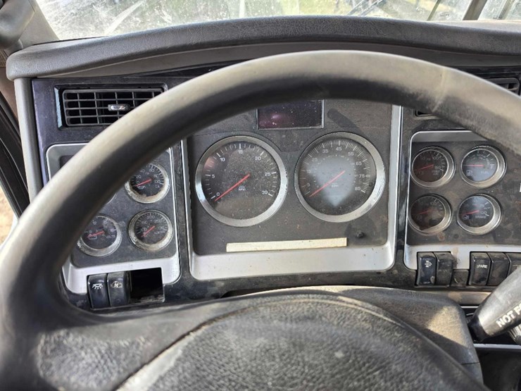 2010-kenworth-t800-image-16