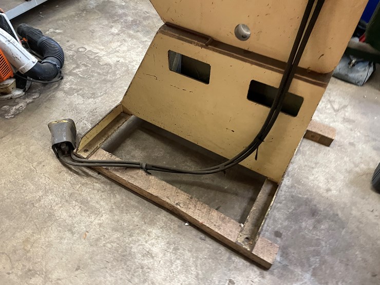 #2509-•-norlok-clincher-machine-(columbia-heights,-mn)-image-5