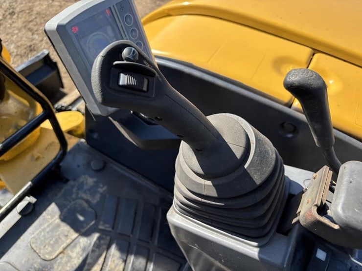 2015-caterpillar-305.5e2-cr-image-29