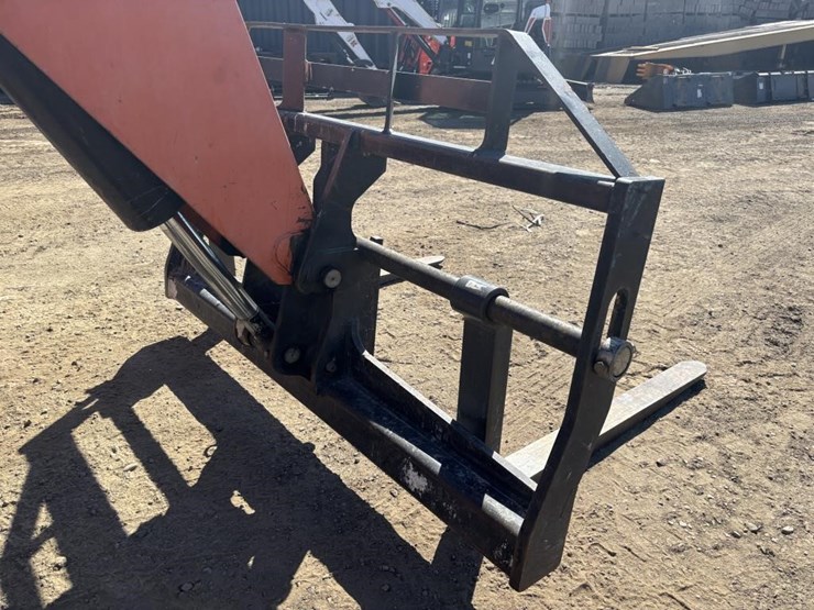 2014-jlg-8042-image-12